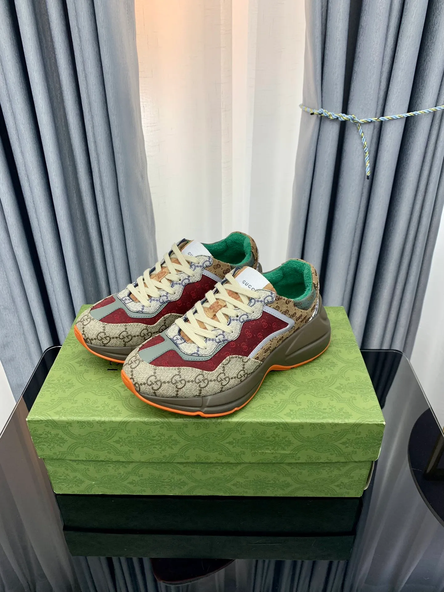 👟👟Ex-factory price 480👟👟 Gucci dad shoes for couples, distressed leather horn-shaped retro jogging shoes. The Balenciaga grandpa trend has subsided, ushering in GUCCI dad shoes, the trend leader in the fashion industry. The original shoes are molded and the original last is made by the Italian handmade foundry! [Gucci original dad shoes] Original surface: imported calfskin! Lining: Grade A hybrid lambskin! Outsole: The highest restoration sole. TPU material plus wear-resistant foam (anti-wear cushioning) ivory leather has been processed with an old-fashioned effect. The sole is 5cm high! The comfort level is excellent, killing all high-end versions on the market! Original logo outsole! 👣Size: Women’s size 35-40. Men's size 38-45. Women's heel with 🈚️logo! Men's heel with 🈶️logo!